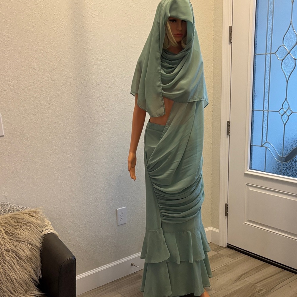 Elegant Hooded Maxi Dress in Sage